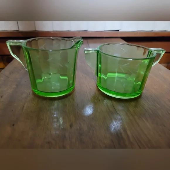 Vintage Green Glass Uranium Creamer and Sugar Set (114) - Picture 3 of 5